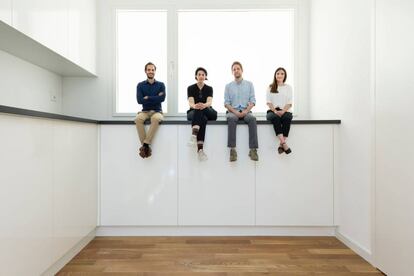 Alessandro Bosshard, Li Tavor, Matthew van der Ploeg y Ani Viherwaara, arquitectos del pabellón suizo, sentados en su interior.