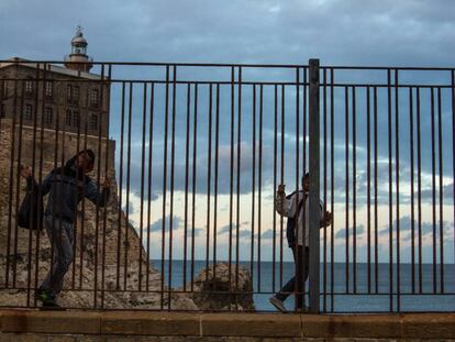 Dos niños, que duerme en las calles de Melilla, deambulan por los alrededores del puerto de la ciudad.