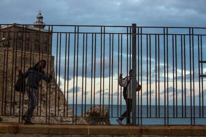 Dos niños, que duerme en las calles de Melilla, deambulan por los alrededores del puerto de la ciudad.