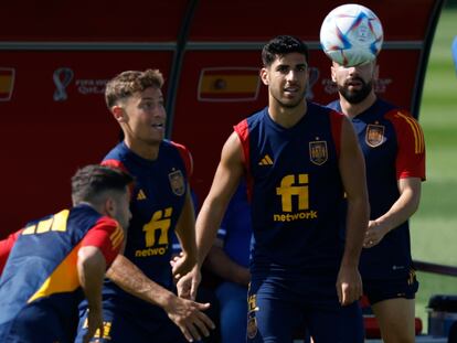 DOHA (CATAR), 29/11/2022.- Los jugadores de la selección española Jordi Alba (i), Marcos Llorente (c) y Marco Asensio (d) durante el entrenamiento de este martes en Qatar University Doha (Catar). EFE/ JUANJO MARTIN
