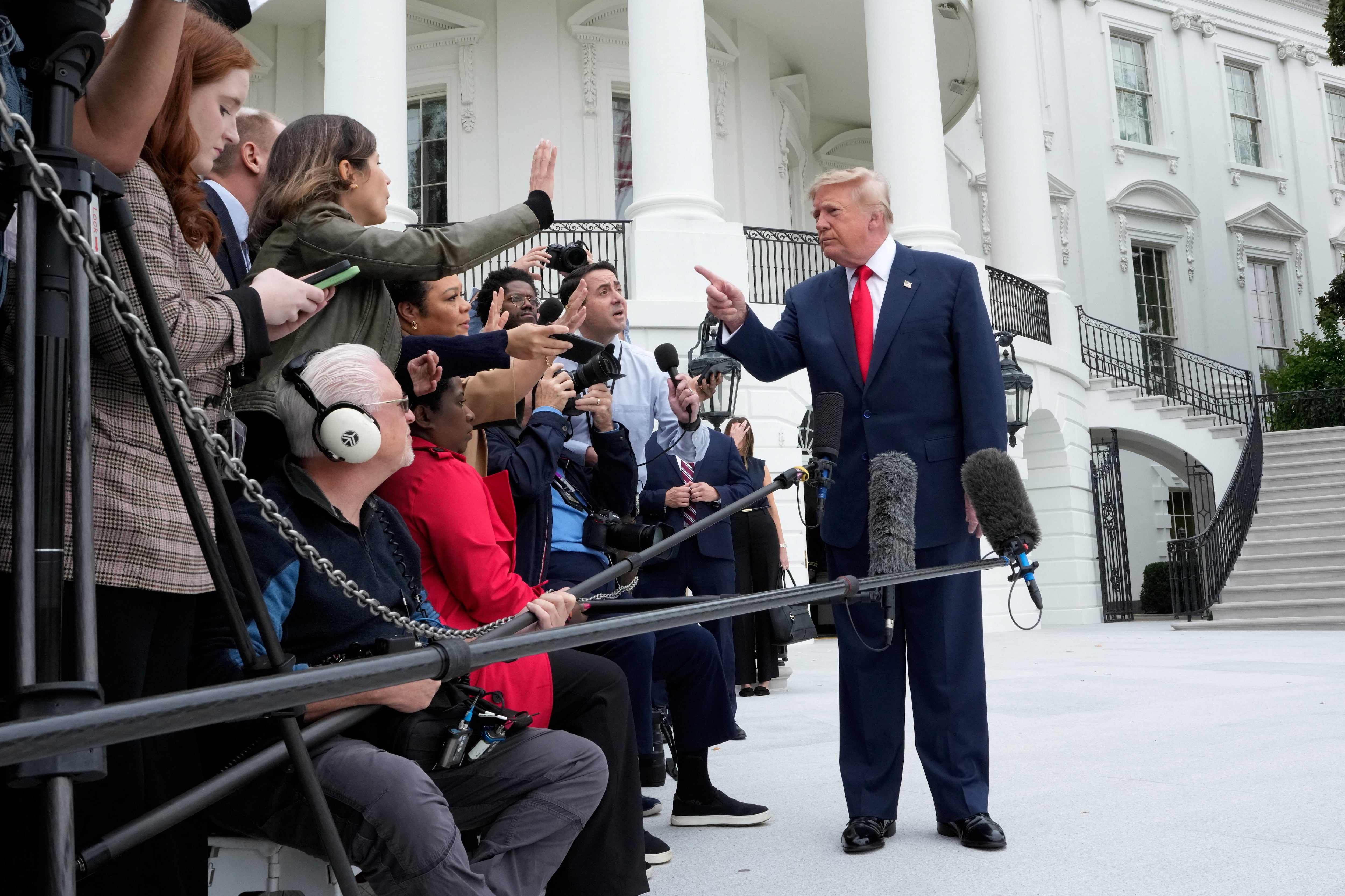 El Departamento de Justicia de EE UU investiga la cobertura de Trump de las cadenas de televisión