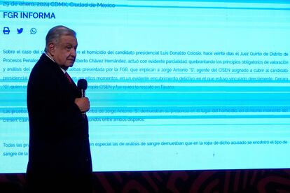 Andrés Manuel López Obrador habla sobre el 'caso Colosio', durante su conferencia matutina de este martes.