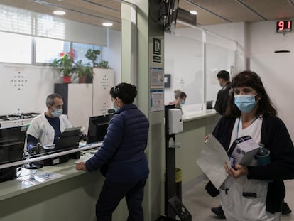 Una mujer es atendida en el mostrador del CAP Besòs.