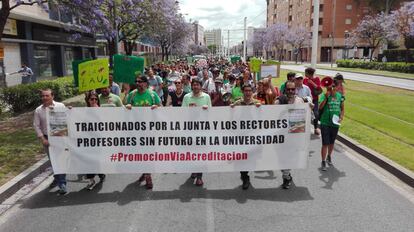 06/06/2018 Profesores universitarios se manfiestan en Sevilla por la "precariedad" laboral.
 
 Alrededor de 200 profesores Ayudante Doctor (AyD) y Contratado Doctor interino (CDi) de la universidades de Sevilla, Málaga y Granada se han manifestado este miércoles en la capital andaluza contra la "precariedad" laboral bajo el lema 'Por una carrera docente digna'.
 
 SOCIEDAD
 PROFESORES UNIVERSIDAD DE SEVILLA
 