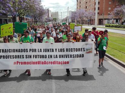 06/06/2018 Profesores universitarios se manfiestan en Sevilla por la "precariedad" laboral.
 
 Alrededor de 200 profesores Ayudante Doctor (AyD) y Contratado Doctor interino (CDi) de la universidades de Sevilla, Málaga y Granada se han manifestado este miércoles en la capital andaluza contra la "precariedad" laboral bajo el lema 'Por una carrera docente digna'.
 
 SOCIEDAD
 PROFESORES UNIVERSIDAD DE SEVILLA
 