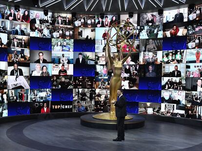Jimmy Kimmel, ante las pantallas con los nominados de los Emmy 2020.