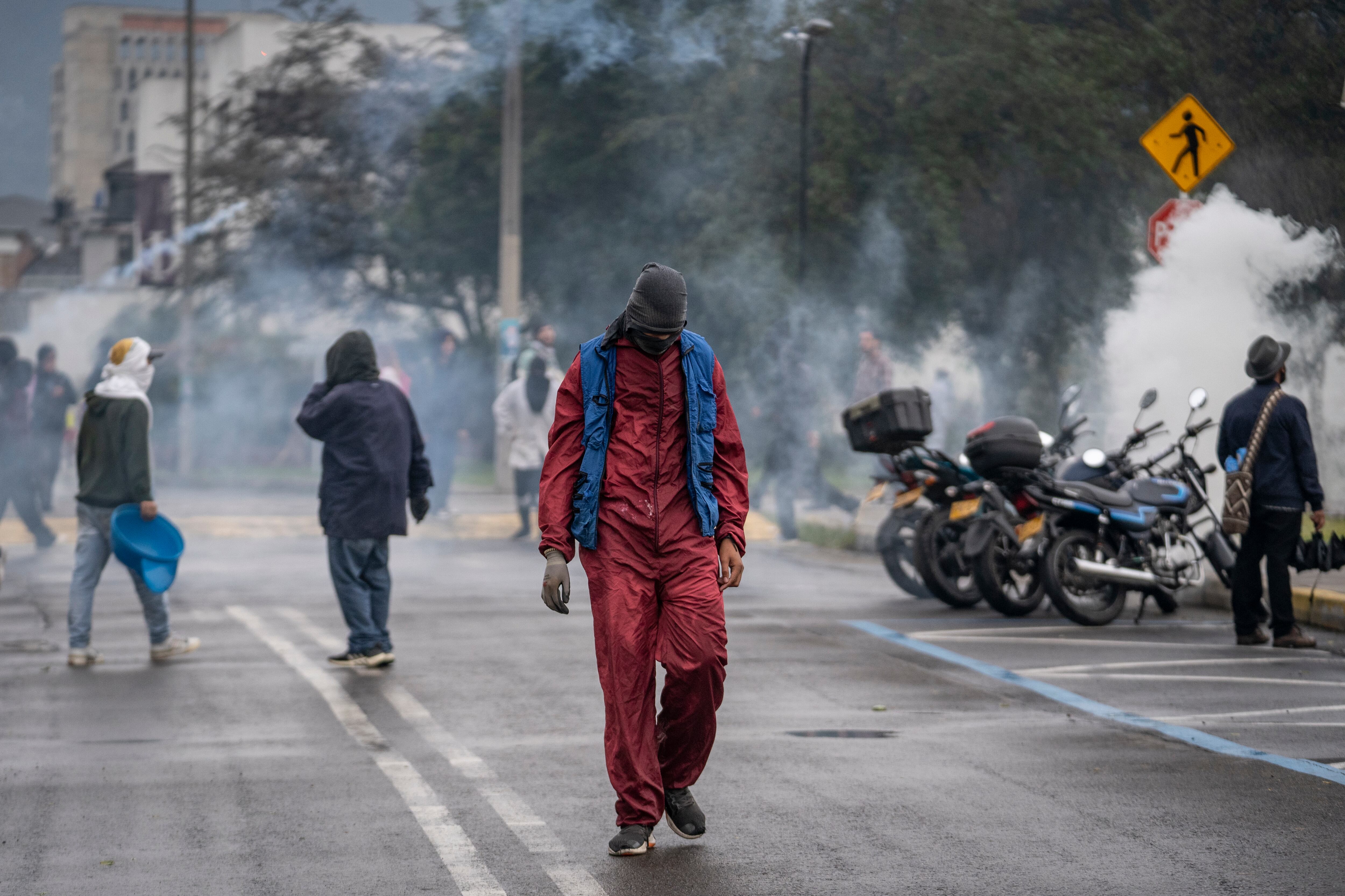 Estudiantes chocan con la UNDMO, en la Universidad Nacional, este jueves.