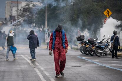 Al caer la tarde la protesta fue subiendo de tono y los estudiantes comenzaron a tener enfrentamientos con el Escuadrón Antidisturbios UNDMO, antes conocida como ESMAD. 