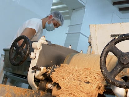 Dos operarios trabajan en la fabricación de turrón.