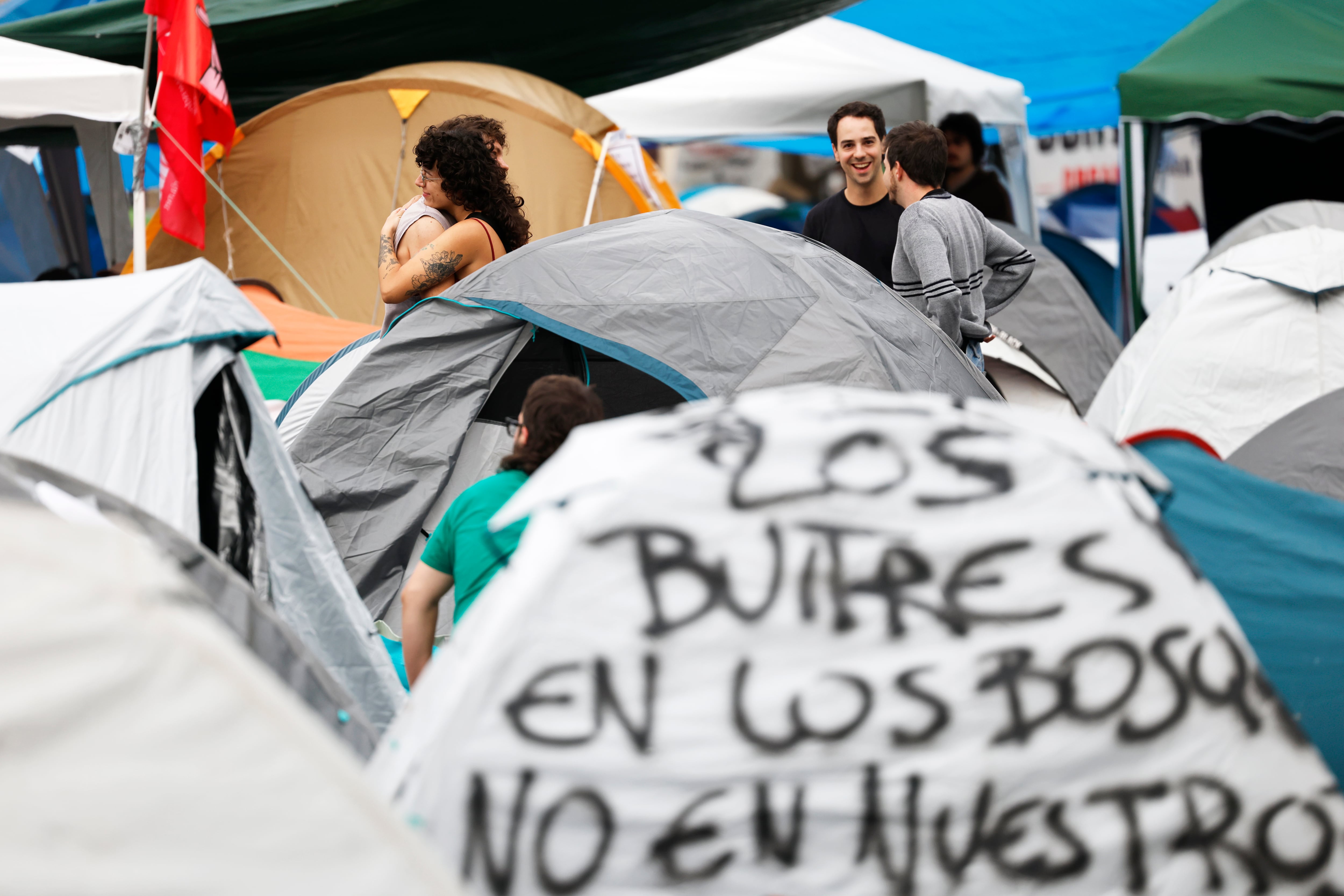 Acampada por la vivienda en la Puerta del Sol, en Madrid, este lunes.