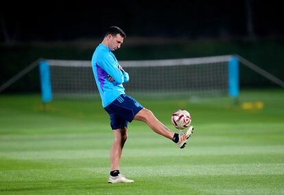 Lionel Scaloni, ayer en la sesión de entrenamiento de Argentina antes de medirse a Croacia en las semifinales del Mundial de Qatar.