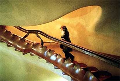 Escalera de acceso a la planta principal de la Casa Batlló, diseñada por Gaudí como si fueran las vértebras de un gran animal.