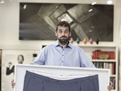 El cocinero David de Jorge, con los pantalones que usaba cuando pesaba más de 200 kilos.