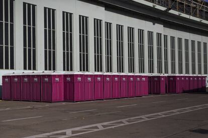 Los servicios sociales dudaron en un principio de las posibilidades de los hangares del aeropuerto, ante la falta de instalaciones sanitarias. En la imagen se ve que finalmente se ha optado por instalar baños portátiles en el exterior.