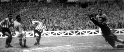 Piru Gaínza marca uno de los ocho goles en el Athletic al Celta (12-1) en el partido de ida de cuartos de la Copa del Generalísimo.