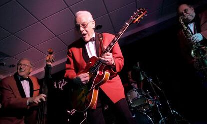 El guitarrista Franny Beecher, en un concierto en 2005 en Nueva York