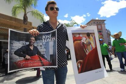 Un hombre vende afiches del diestro español José Tomás, que torea este 2 de mayo en Aguascalientes, en la Feria de San Marcos.