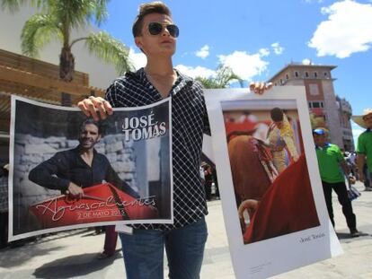 Un hombre vende afiches del diestro español José Tomás, que torea este 2 de mayo en Aguascalientes, en la Feria de San Marcos.