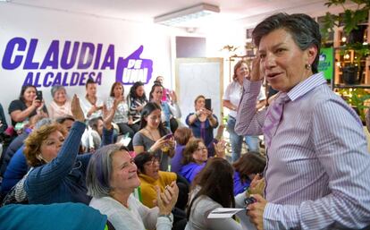 O comitê de campanha de Claudia López, nova prefeita de Bogotá, celebra os resultados.