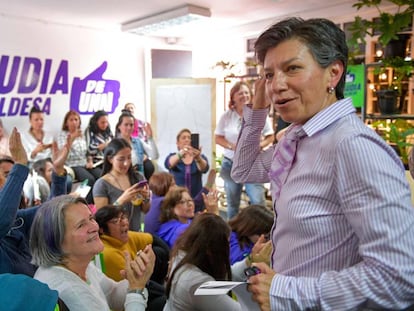 O comitê de campanha de Claudia López, nova prefeita de Bogotá, celebra os resultados.