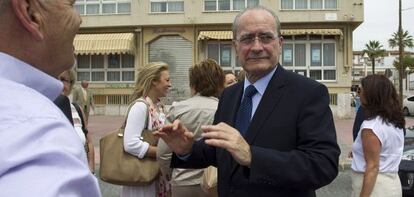 El alcalde de M&aacute;laga, Francisco de la Torre, el viernes en la barriada de El Palo.