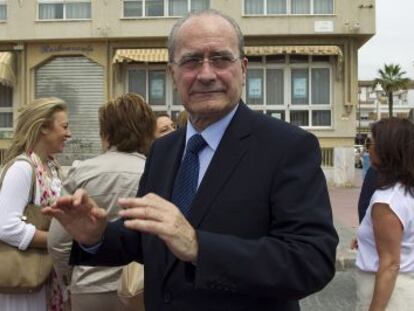 El alcalde de Málaga, Francisco de la Torre, el viernes en la barriada de El Palo.
