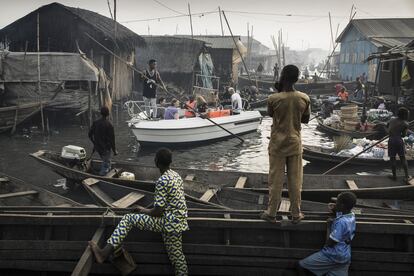 La imatge captada pel fotògraf Jesco Denzel, guanyador del primer premi de la categoria Temes d'actualitat. La foto mostra un pot amb turistes de Lagos Marina, dirigit a través dels canals de la comunitat de Makoko, un antic poble de pescadors que s'ha convertit en un enorme assentament informal prop de Lagos Lagoon, Lagos, Nigèria, el 24 de febrer del 2017.