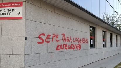 La oficina del SEPE de San Sebastián de los Reyes (Madrid) amaneció el 27 de marzo con una pintada en contra de la gestión de los ERTE.