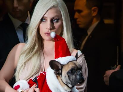 Lady Gaga sostiene uno de sus perros, en un evento en Nueva York, en 2015.