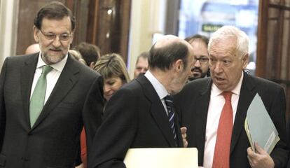 Rajoy, Rubalcaba y Garc&iacute;a-Margallo, ayer en los pasillos del Congreso.