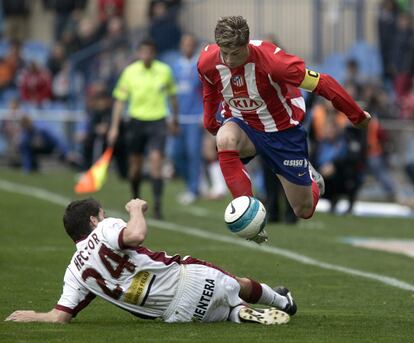 Fernando Torres, de Atlético de Madrid, salta sobre Héctor, durante el partido de fútbol correspondiente a la 28ª jornada de Liga de Primera División, el 1 de abril de 2007. 