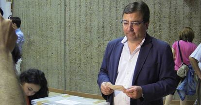 El presidente de Extremadura, Guillermo Fernández Vara, votando