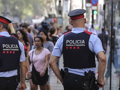 Dos agentes de los Mossos d’Esquadra.