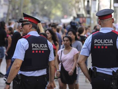 Dos agents dels Mossos d'Esquadra.