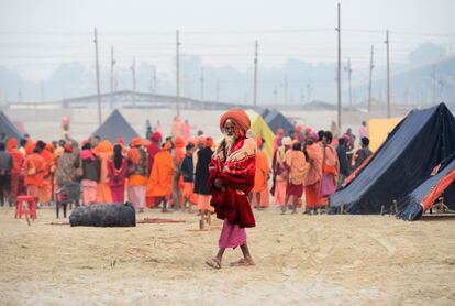 Sadhus indios de Juna Akhara llegan al área del festival Kumbh Mela, para marcar sus tierras en la orilla del río Gange, en Allahabad (India).