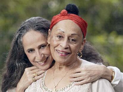 La cantante cubana Omara Portuondo (delante) y la brasileña Maria Bethânia.