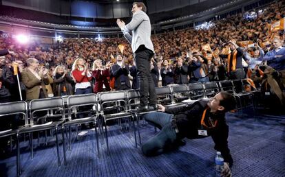 Albert Rivera, l&iacute;der de Ciudadanos, saluda a los asistentes a un mitin enel complejo de Vistalegre.