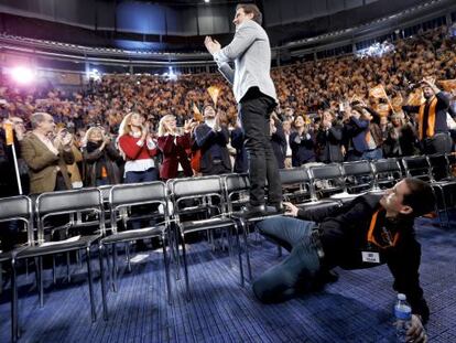 Albert Rivera, líder de Ciudadanos, saluda a los asistentes a un mitin enel complejo de Vistalegre.