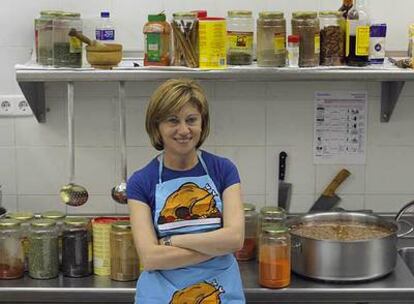 Elena Espinosa, que se dice muy apañada en la cocina, a punto de demostrarlo con un cazuelón de alubias.