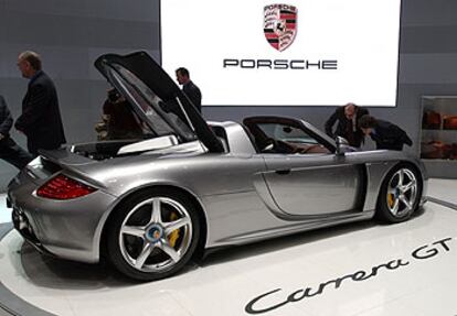 La novedad más espectacular de la muestra suiza: el Porsche Carrera GT. Un superdeportivo con las últimas tecnologías y la máxima deportividad: 612 CV y 330 km/h.