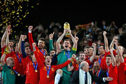 Iker Casillas, el capitán de la selección, levanta al cielo la Copa del Mundo, entre el júbilo del resto de los jugadores de la Roja.