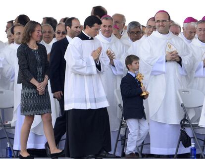 José Ignacio Ureta Wilson, seguido por sus padres, lleva las reliquias de Álvaro del Portillo durante una misa celebrada por su beatificación.