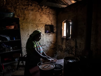 Una mujer prepara un palto de salsa en la cocina de su casa en Comitancillo (Guatemala).