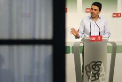 Mario Jiménez, esta mañana, en la sede del PSOE andaluz, donde ha mostrado la carta enviada a Josep Antoni Duran i Lleida.