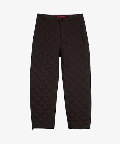 Eckhaus Latta. Con un patrón de pantalón de vestir, acolchado en forma de rombo y detalle de cremalleras laterales, estos pantalones funcionan incluso como prenda formal.