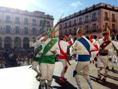 Danzantes en la plaza mayor de Huesca.