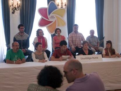 Miembros del Pacto de Usurbil comparecen ayer en el Palacio Miramar.