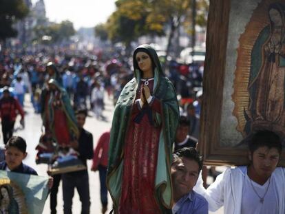 Peregrinos portan imágenes de la Virgen de Guadalupe en Ciudad de México.