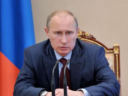 Vladimir Putin en un encuentro con miembros del Consejo de Seguridad Ruso el d&iacute;a de la aprobaci&oacute;n de la ley. 