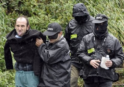 La Ertzaintza acompañan al etarra detenido Ibon Iparraguirre para llegar hasta un zulo en Ondarroa.